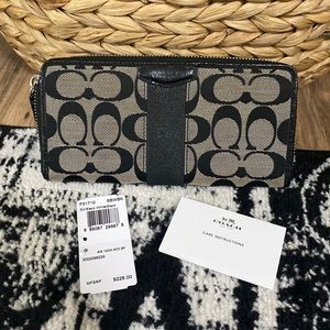 Signature coach accordion zip wallet